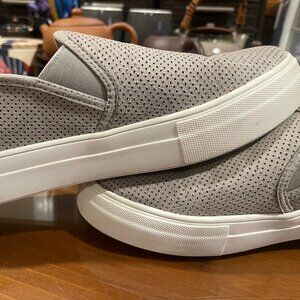 Steve Madden Klarissa slip ons Light Grey / White Womens size 8.5 Pre owned.